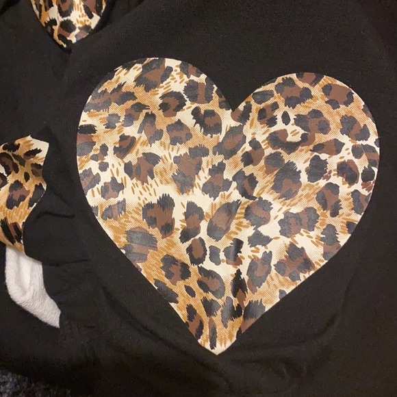 🖤🤎 Black top with cute leopard hearts on both sleeves - Picture 2 of 4